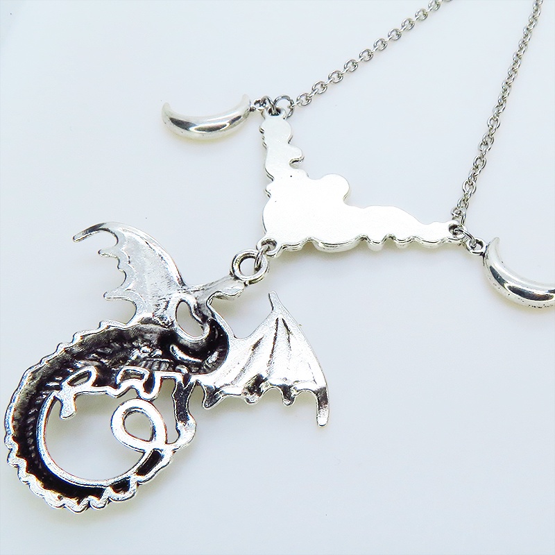 アンティークシルバー ドラゴンと三日月モチーフのペンダントネックレス ロングネックレス