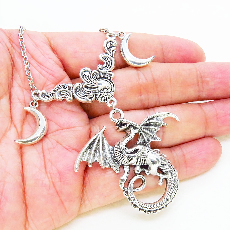 アンティークシルバー ドラゴンと三日月モチーフのペンダントネックレス ロングネックレス