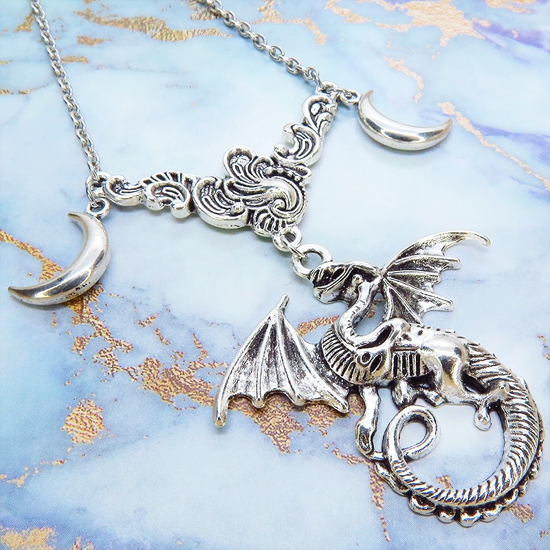アンティークシルバー ドラゴンと三日月モチーフのペンダントネックレス ロングネックレス