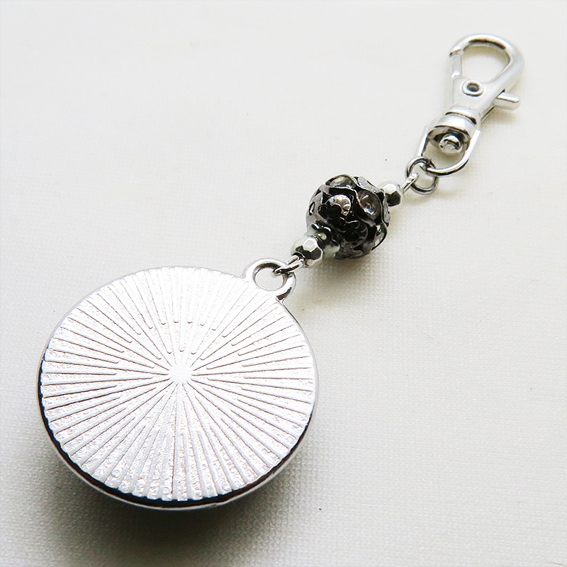 額に魔法陣の刻印のあるマジカルな黒猫のコンパクトなキーホルダー 金具変更可