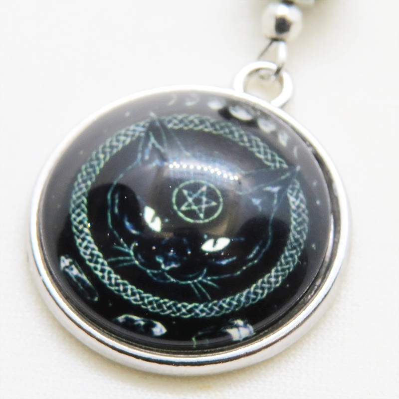 額に魔法陣の刻印のあるマジカルな黒猫のコンパクトなキーホルダー 金具変更可