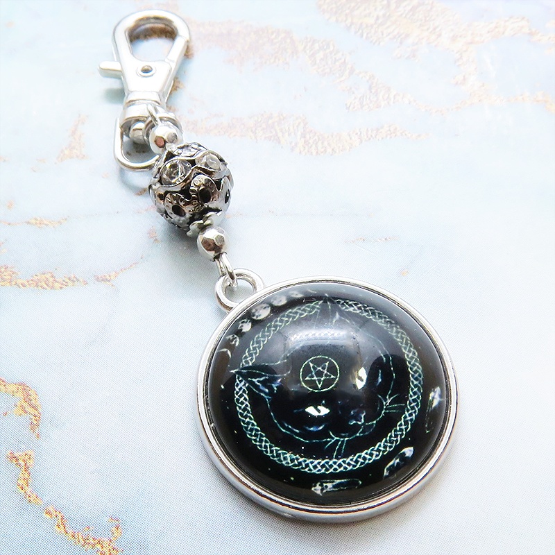 額に魔法陣の刻印のあるマジカルな黒猫のコンパクトなキーホルダー 金具変更可