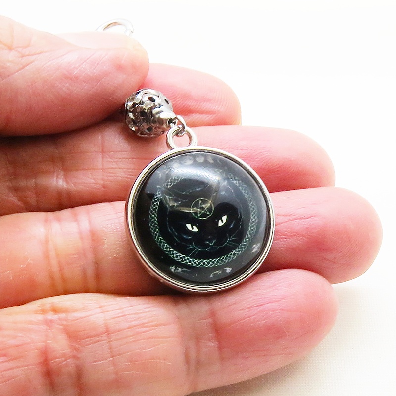額に魔法陣の刻印のあるマジカルな黒猫のコンパクトなキーホルダー 金具変更可