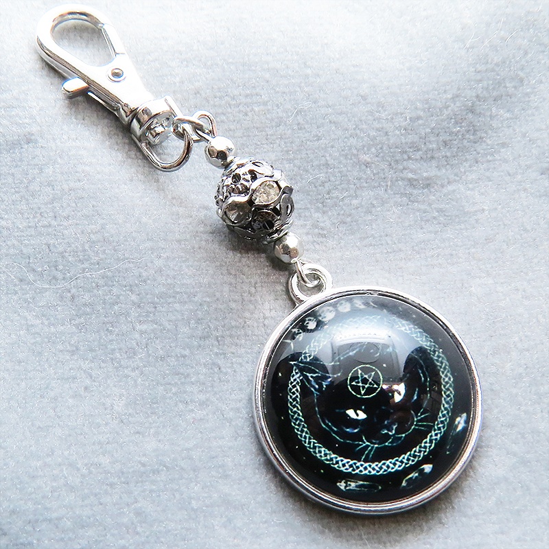 額に魔法陣の刻印のあるマジカルな黒猫のコンパクトなキーホルダー 金具変更可