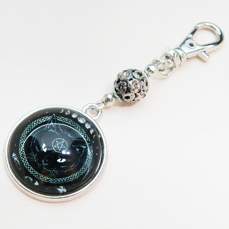 額に魔法陣の刻印のあるマジカルな黒猫のコンパクトなキーホルダー 金具変更可