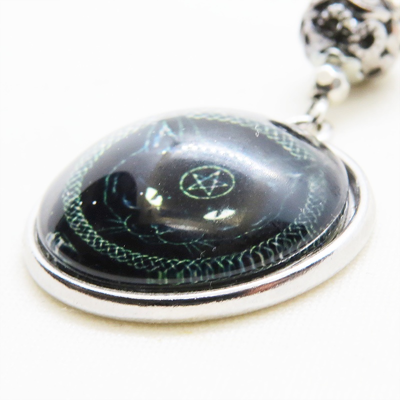 額に魔法陣の刻印のあるマジカルな黒猫のコンパクトなキーホルダー 金具変更可