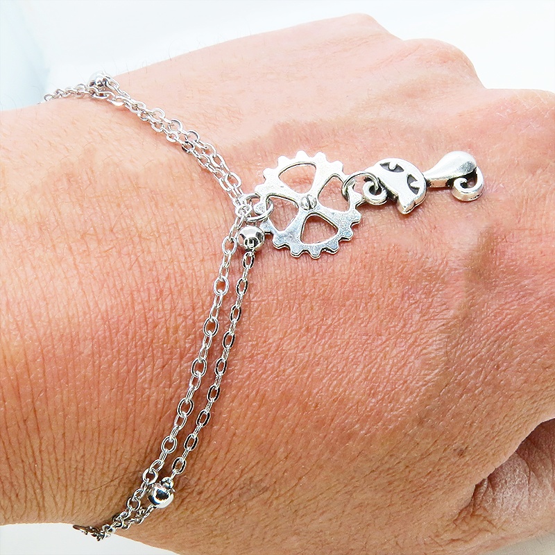 シルバーカラー 猫と歯車モチーフのダブルチェーンブレスレット ビーズ付チェーン アジャスター可
