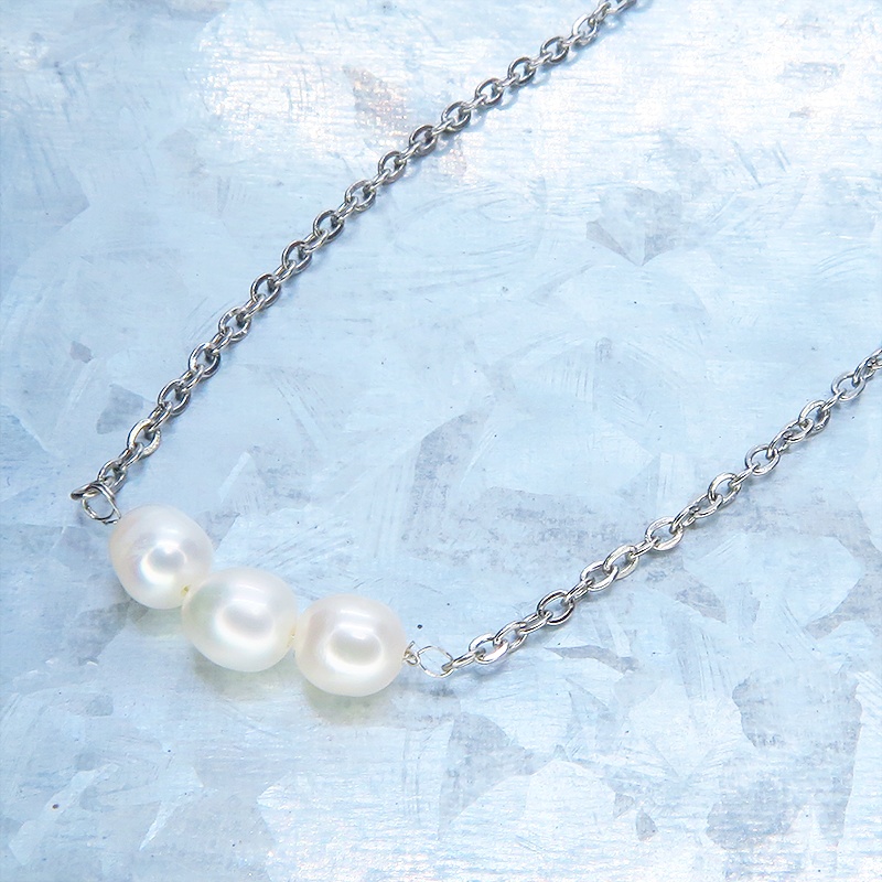 ステンレス製 シルバーカラー 三連の淡水パールのネックレス 長さ調整可 アジャスター可