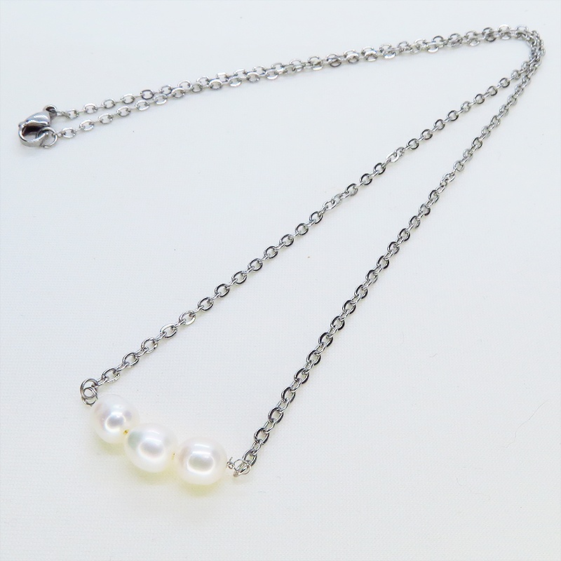 ステンレス製 シルバーカラー 三連の淡水パールのネックレス 長さ調整可 アジャスター可