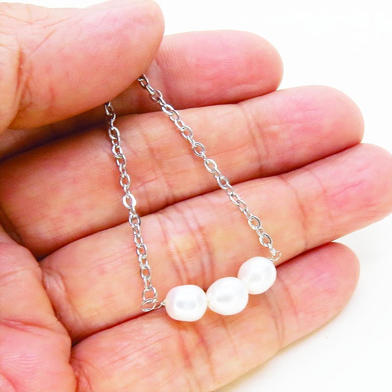 ステンレス製 シルバーカラー 三連の淡水パールのネックレス 長さ調整可 アジャスター可