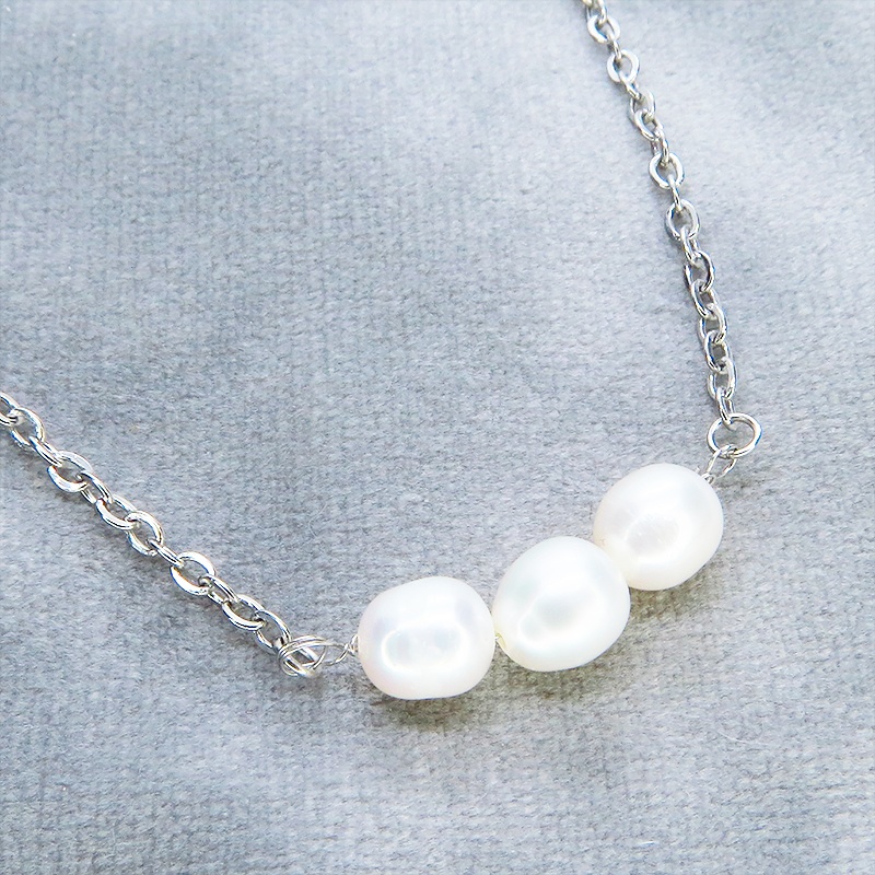 ステンレス製 シルバーカラー 三連の淡水パールのネックレス 長さ調整可 アジャスター可