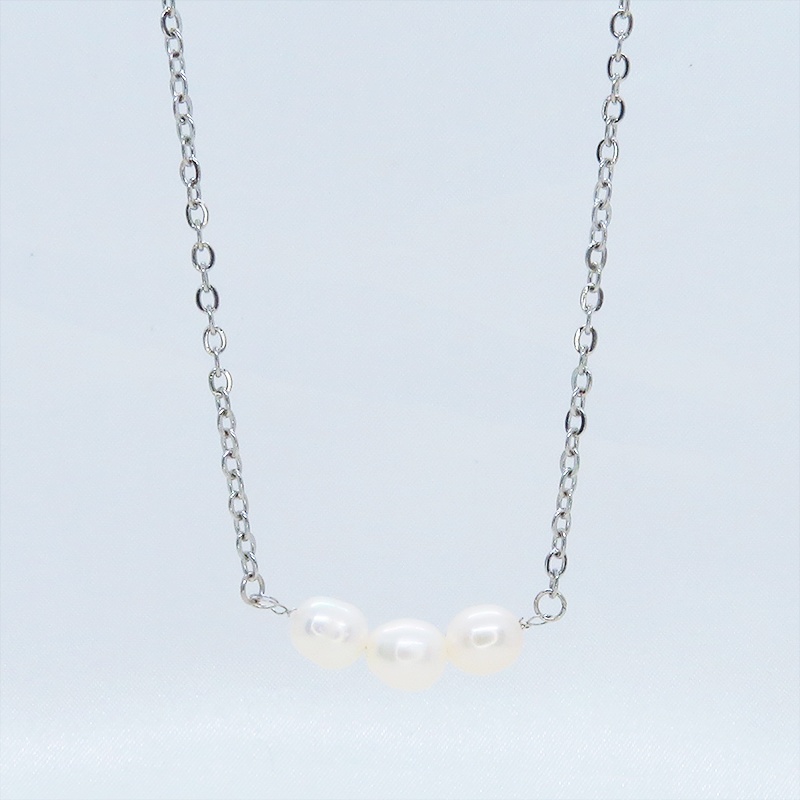 ステンレス製 シルバーカラー 三連の淡水パールのネックレス 長さ調整可 アジャスター可