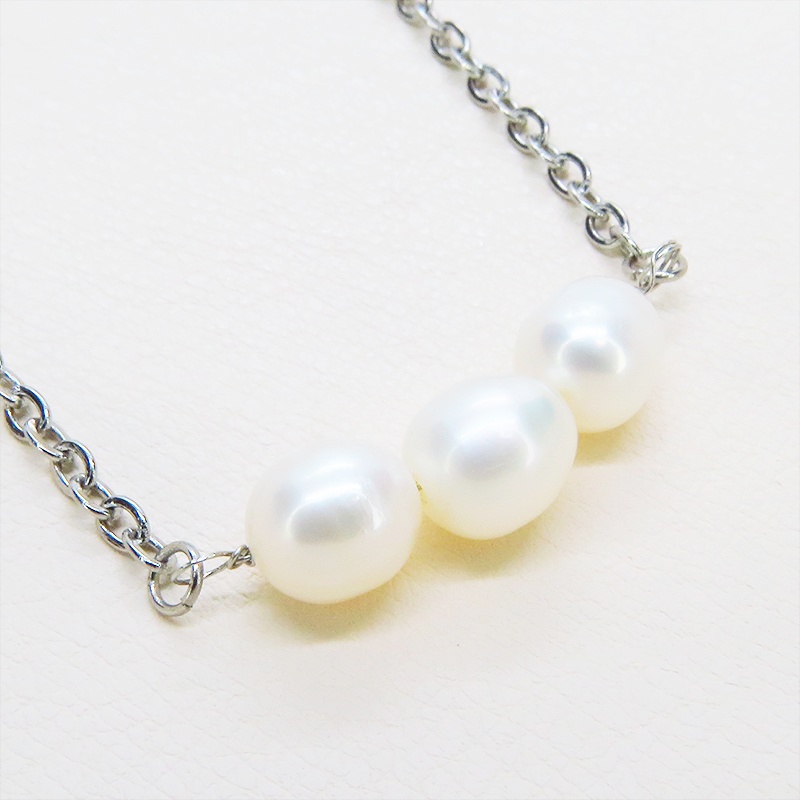 ステンレス製 シルバーカラー 三連の淡水パールのネックレス 長さ調整可 アジャスター可