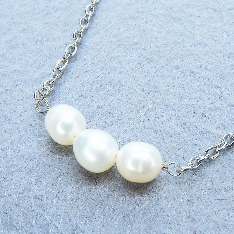ステンレス製 シルバーカラー 三連の淡水パールのネックレス 長さ調整可 アジャスター可