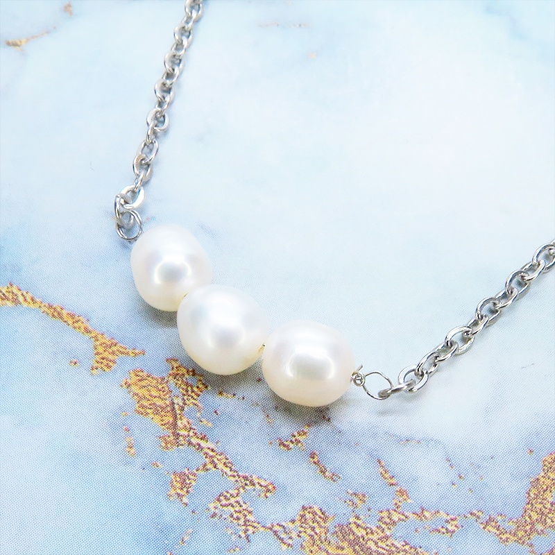 ステンレス製 シルバーカラー 三連の淡水パールのネックレス 長さ調整可 アジャスター可