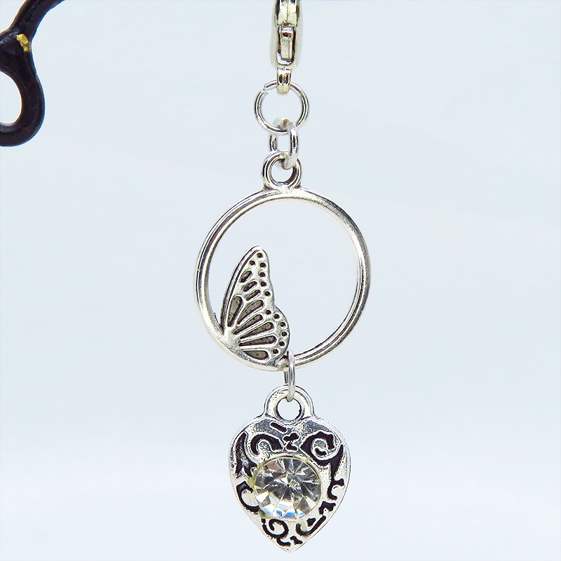 マスク・スマホチャーム シルバーカラー 蝶の羽とアラベスク調ハートモチーフを組合せた大人可愛いチャーム 金具変更可