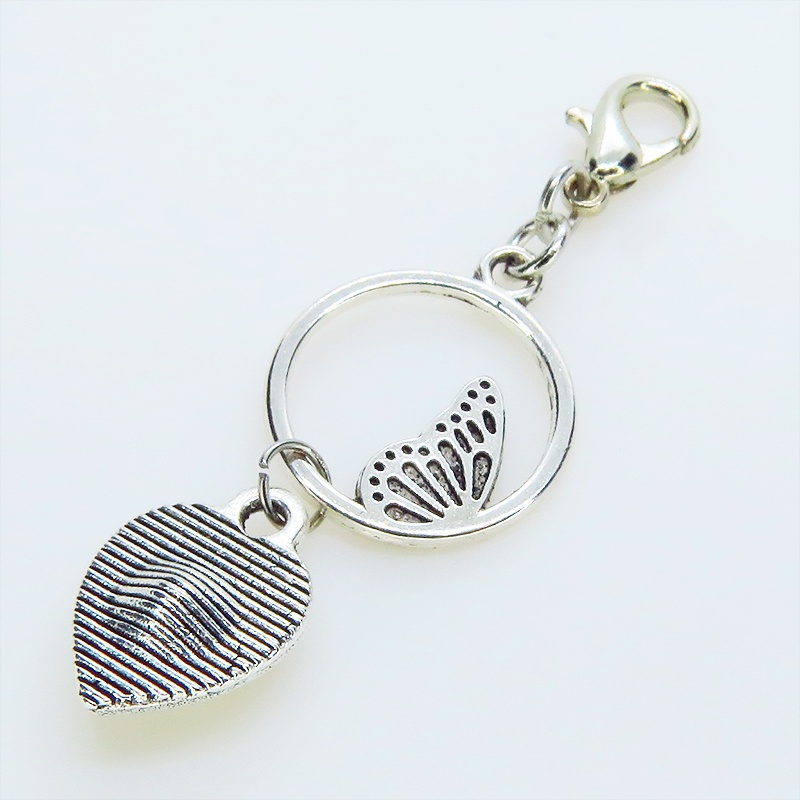 マスク・スマホチャーム シルバーカラー 蝶の羽とアラベスク調ハートモチーフを組合せた大人可愛いチャーム 金具変更可