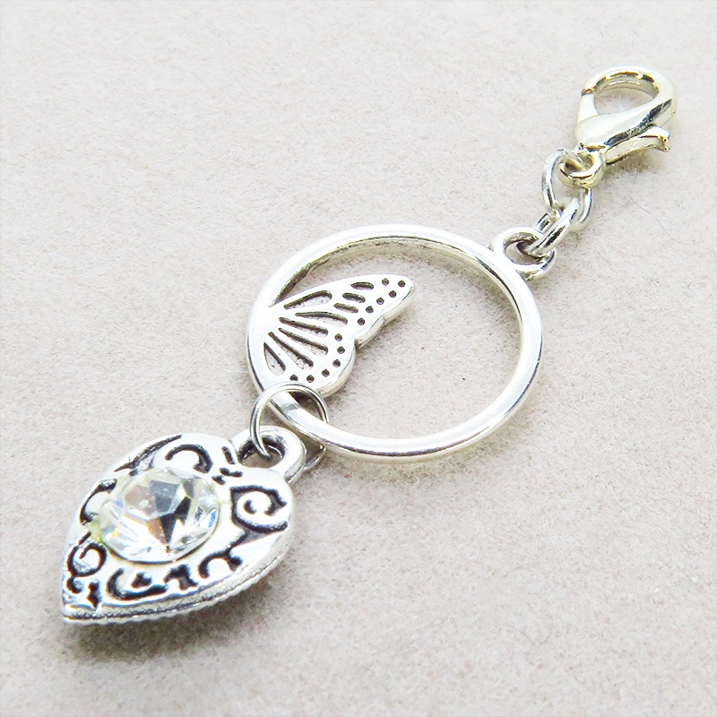 マスク・スマホチャーム シルバーカラー 蝶の羽とアラベスク調ハートモチーフを組合せた大人可愛いチャーム 金具変更可