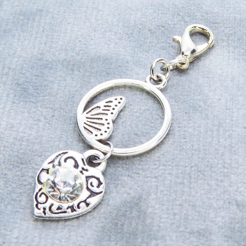 マスク・スマホチャーム シルバーカラー 蝶の羽とアラベスク調ハートモチーフを組合せた大人可愛いチャーム 金具変更可