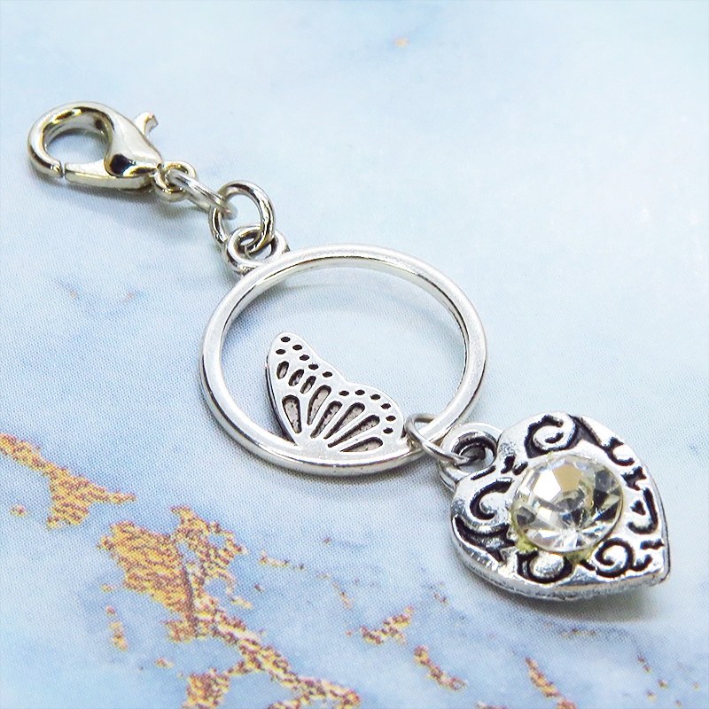 マスク・スマホチャーム シルバーカラー 蝶の羽とアラベスク調ハートモチーフを組合せた大人可愛いチャーム 金具変更可