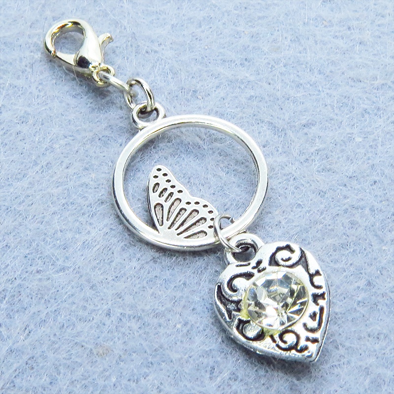 マスク・スマホチャーム シルバーカラー 蝶の羽とアラベスク調ハートモチーフを組合せた大人可愛いチャーム 金具変更可