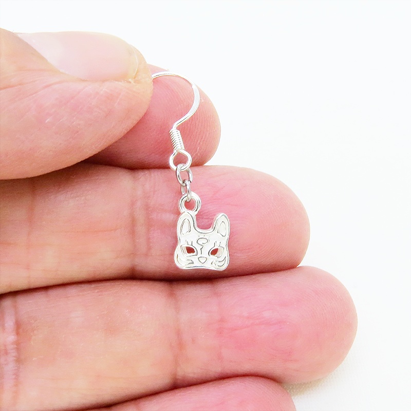 【再販】シルバー925 猫フェイスモチーフのコンパクトな大人可愛いピアス