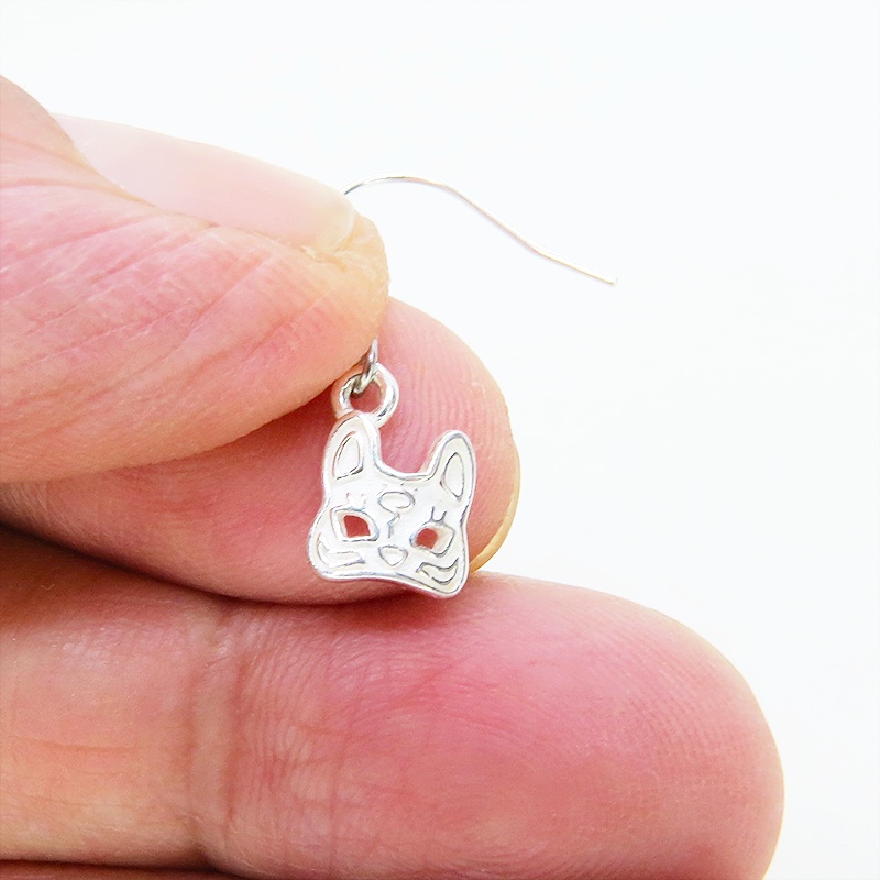 【再販】シルバー925 猫フェイスモチーフのコンパクトな大人可愛いピアス