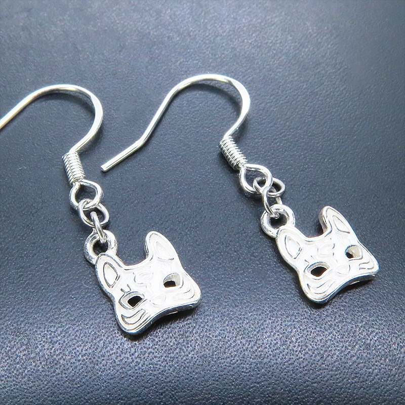 シルバー925 猫フェイスモチーフのコンパクトな大人可愛いピアス