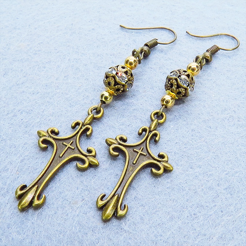 アンティークゴールド ゴシック調デザインロザリオとラインストーン入りアンティークメタルビーズのピアス