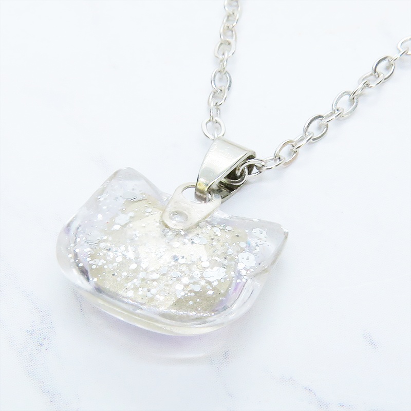 シルバーカラー 猫フェイスモチーフのローズレンボーカラークリスタルのペンダントネックレス レジン 長さ調整可 ステンレス可