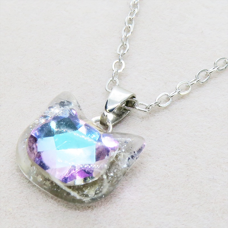 シルバーカラー 猫フェイスモチーフのローズレンボーカラークリスタルのペンダントネックレス レジン 長さ調整可 ステンレス可