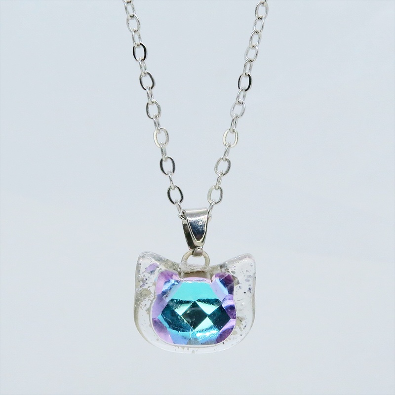 シルバーカラー 猫フェイスモチーフのローズレンボーカラークリスタルのペンダントネックレス レジン 長さ調整可 ステンレス可