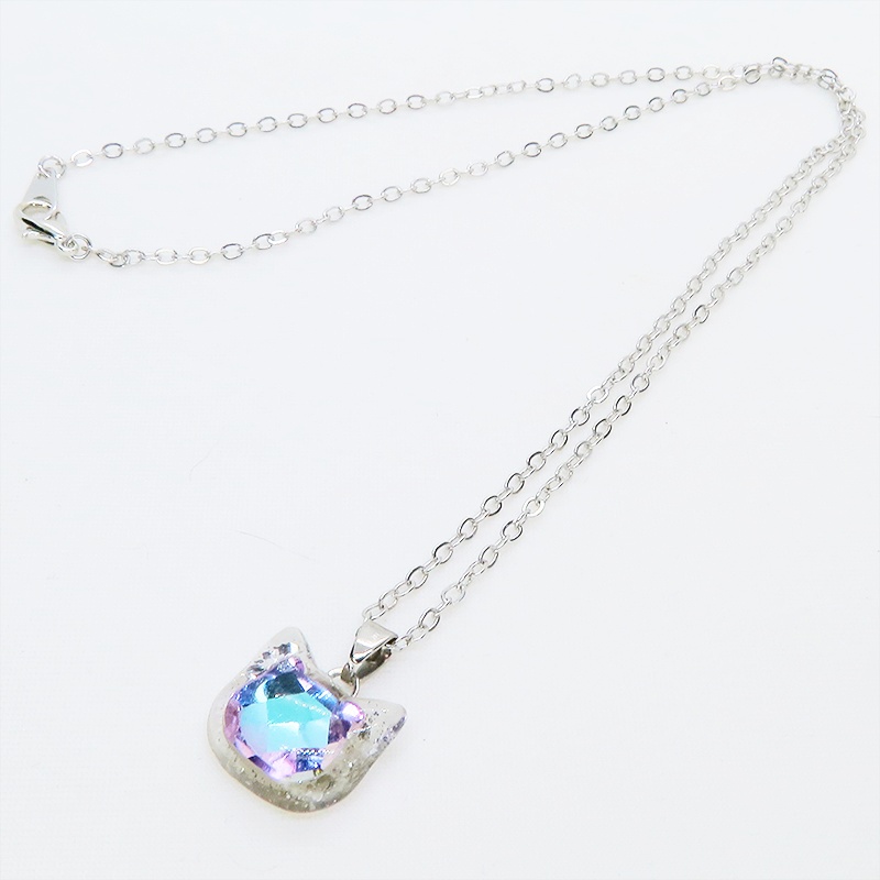 シルバーカラー 猫フェイスモチーフのローズレンボーカラークリスタルのペンダントネックレス レジン 長さ調整可 ステンレス可