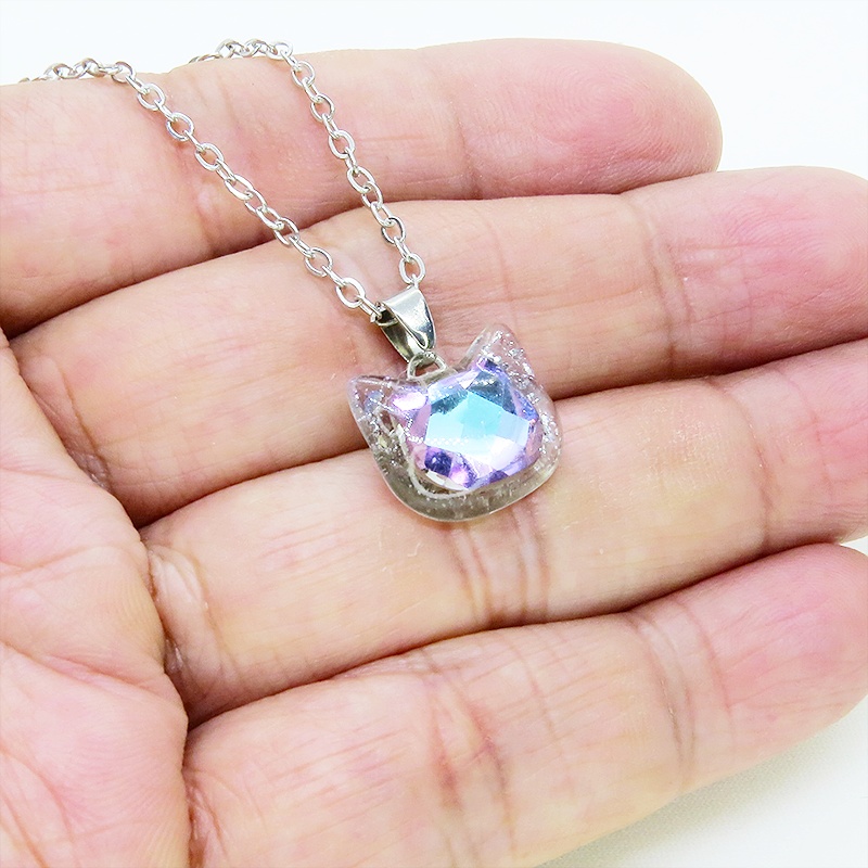 シルバーカラー 猫フェイスモチーフのローズレンボーカラークリスタルのペンダントネックレス レジン 長さ調整可 ステンレス可