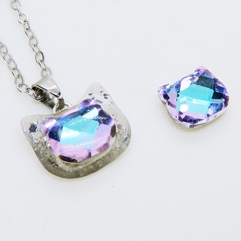 シルバーカラー 猫フェイスモチーフのローズレンボーカラークリスタルのペンダントネックレス レジン 長さ調整可 ステンレス可