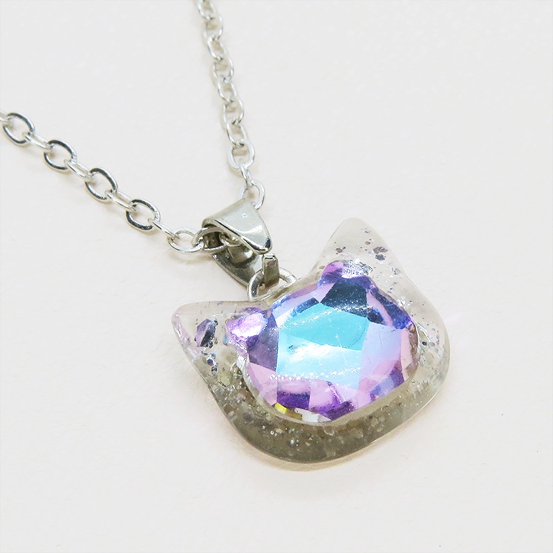 シルバーカラー 猫フェイスモチーフのローズレンボーカラークリスタルのペンダントネックレス レジン 長さ調整可 ステンレス可