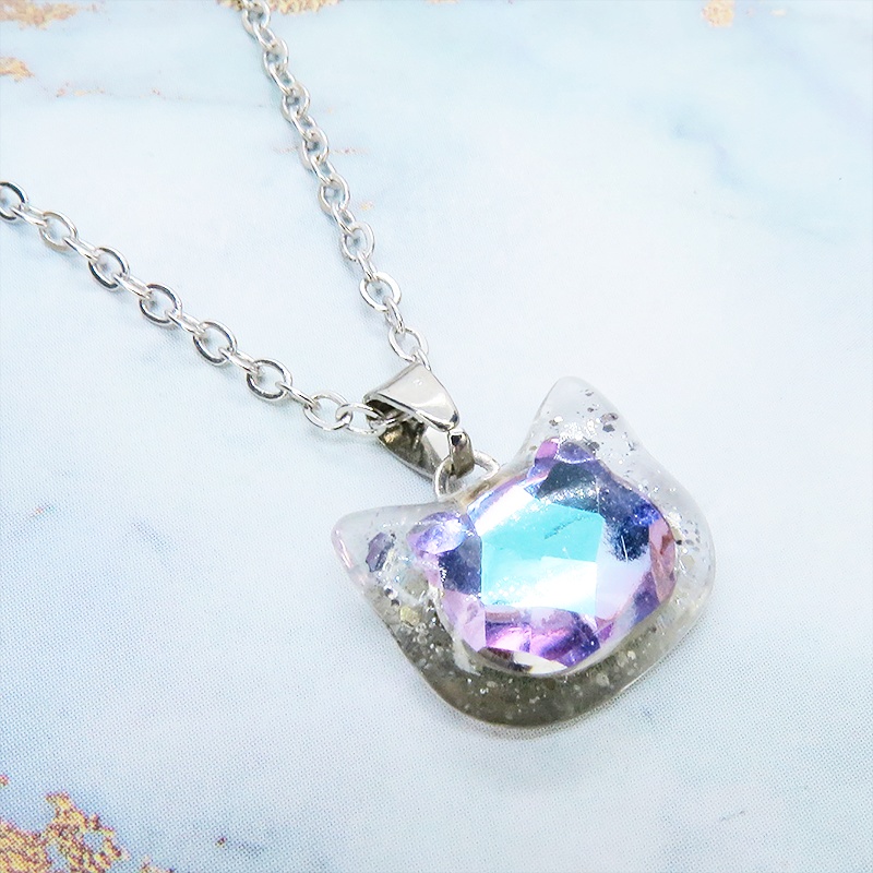 シルバーカラー 猫フェイスモチーフのローズレンボーカラークリスタルのペンダントネックレス レジン 長さ調整可 ステンレス可