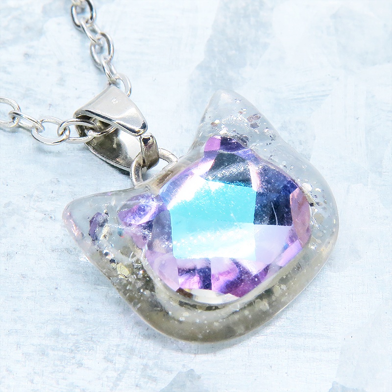 シルバーカラー 猫フェイスモチーフのローズレンボーカラークリスタルのペンダントネックレス レジン 長さ調整可 ステンレス可