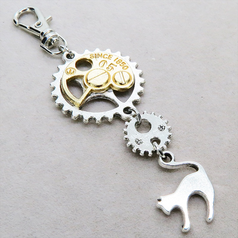 アンティークシルバー 跳ね猫モチーフと歯車を組合せたスチームパンク風キーホルダー 金具変更可