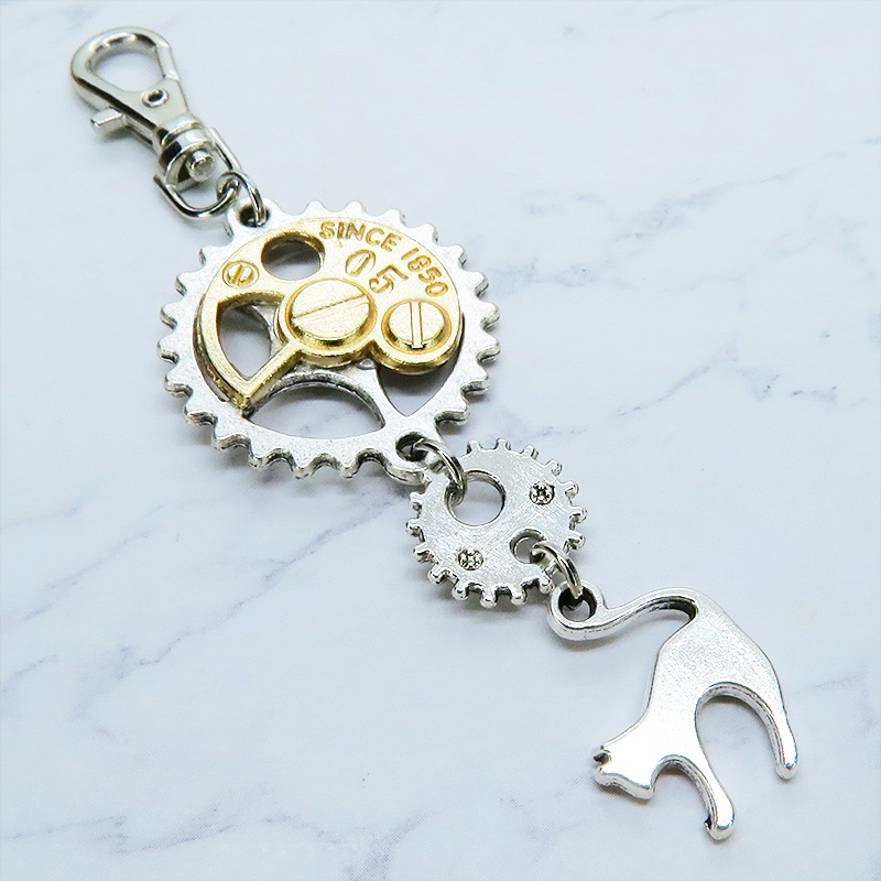 アンティークシルバー 跳ね猫モチーフと歯車を組合せたスチームパンク風キーホルダー 金具変更可