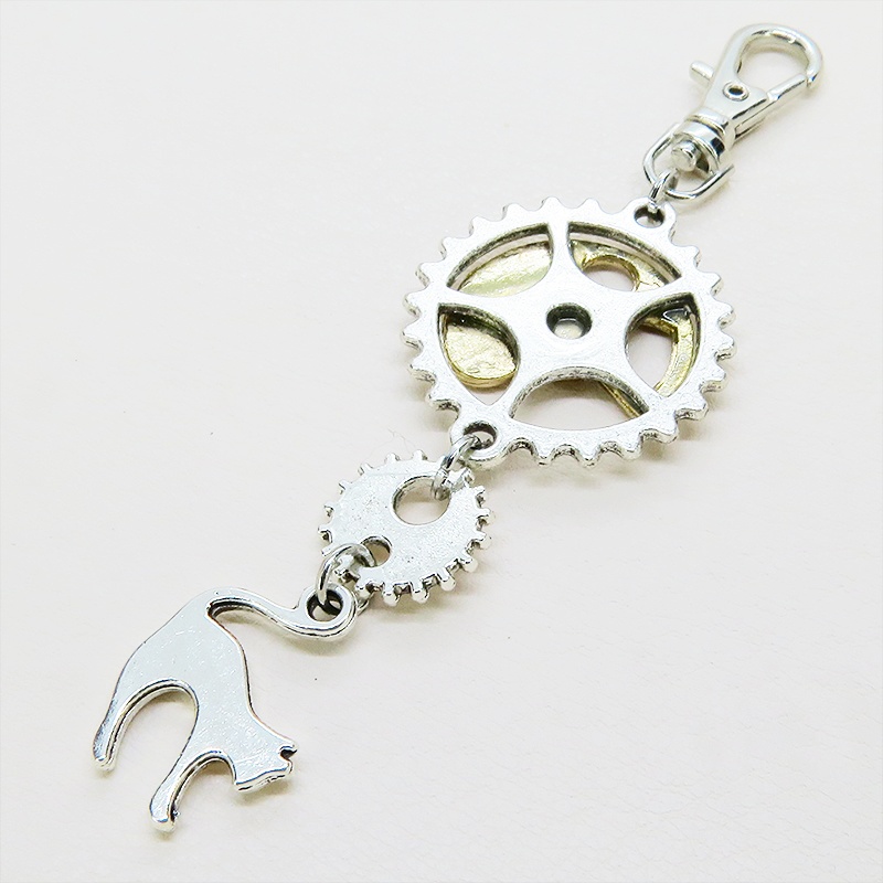 アンティークシルバー 跳ね猫モチーフと歯車を組合せたスチームパンク風キーホルダー 金具変更可