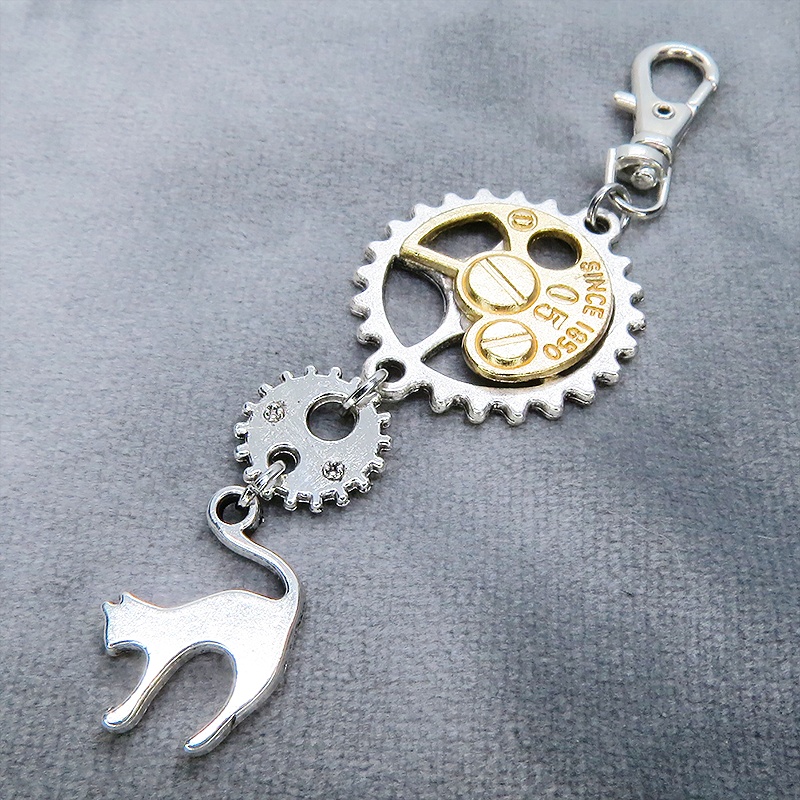 アンティークシルバー 跳ね猫モチーフと歯車を組合せたスチームパンク風キーホルダー 金具変更可