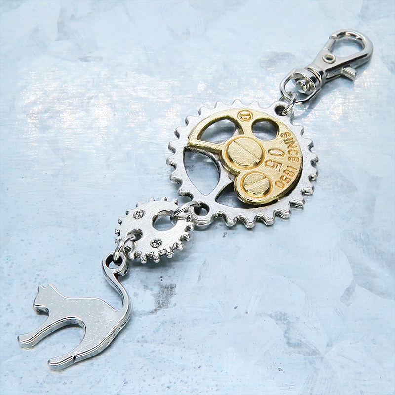 アンティークシルバー 跳ね猫モチーフと歯車を組合せたスチームパンク風キーホルダー 金具変更可