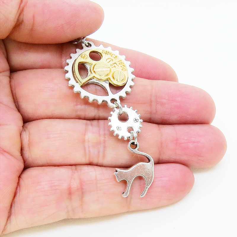 アンティークシルバー 跳ね猫モチーフと歯車を組合せたスチームパンク風キーホルダー 金具変更可