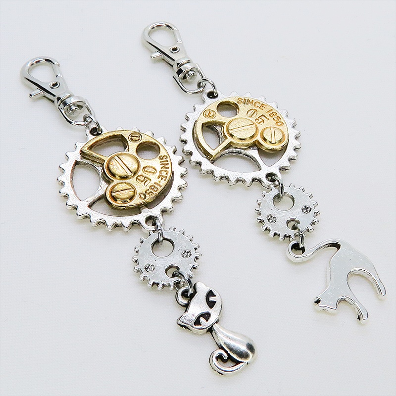アンティークシルバー 跳ね猫モチーフと歯車を組合せたスチームパンク風キーホルダー 金具変更可