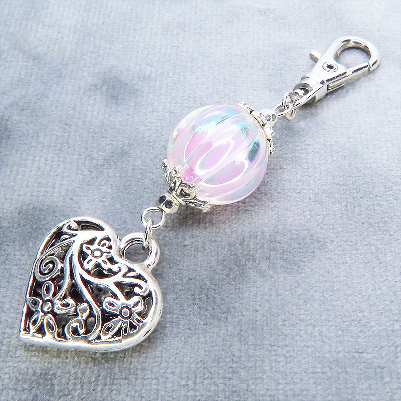 シルバーカラー アラベスク調透かし模様のハートモチーフとクリアパステルピンクのビーズのキーホルダー 金具変更可