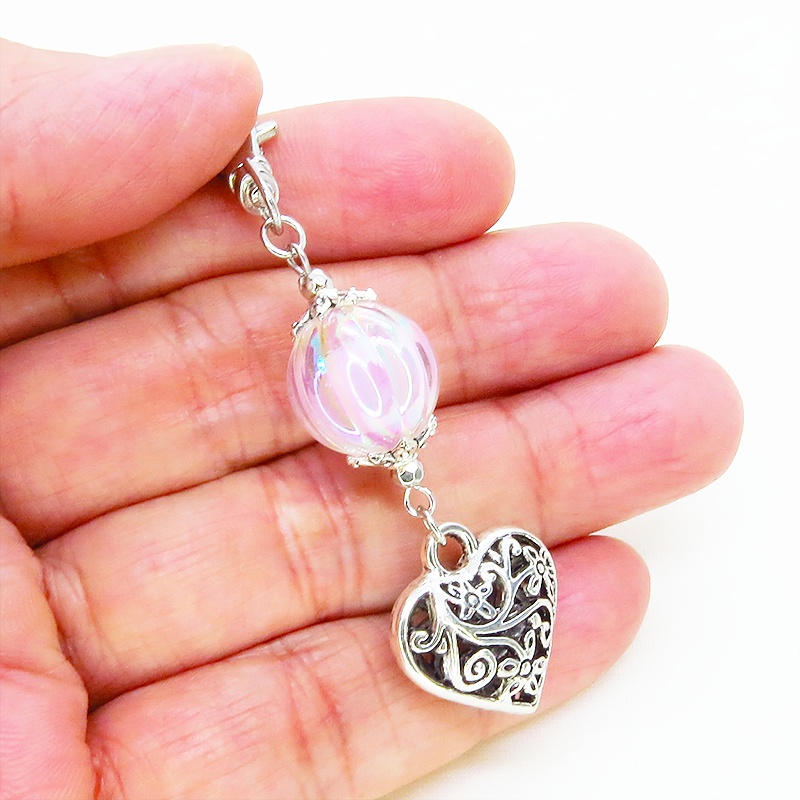 シルバーカラー アラベスク調透かし模様のハートモチーフとクリアパステルピンクのビーズのキーホルダー 金具変更可