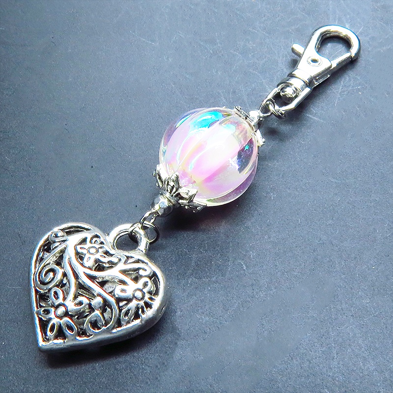 シルバーカラー アラベスク調透かし模様のハートモチーフとクリアパステルピンクのビーズのキーホルダー 金具変更可