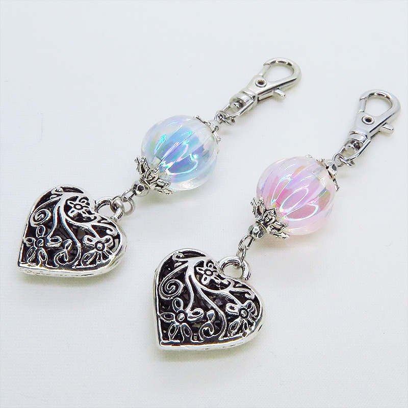 シルバーカラー アラベスク調透かし模様のハートモチーフとクリアパステルピンクのビーズのキーホルダー 金具変更可