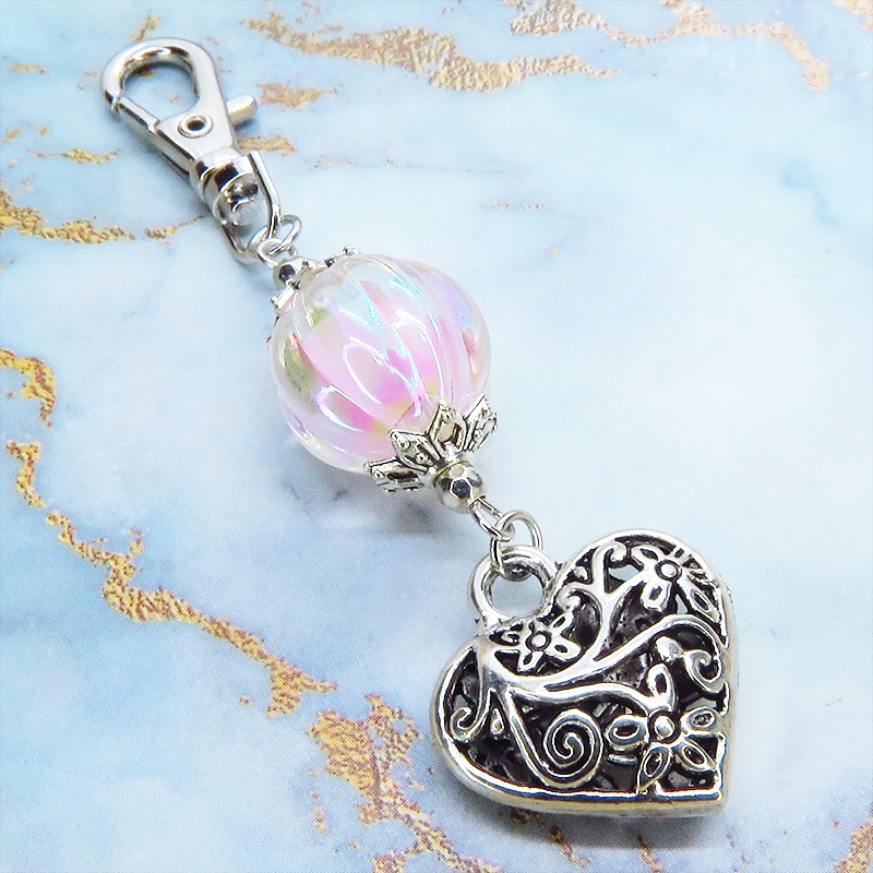シルバーカラー アラベスク調透かし模様のハートモチーフとクリアパステルピンクのビーズのキーホルダー 金具変更可